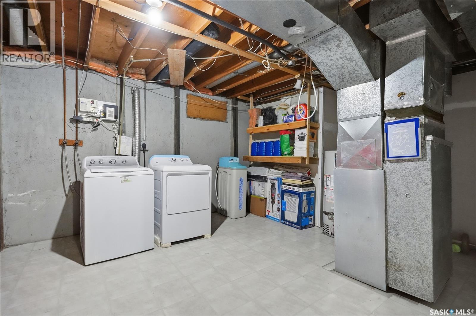 94 Lloyd Crescent, Regina, SK - Indoor Photo Showing Laundry Room