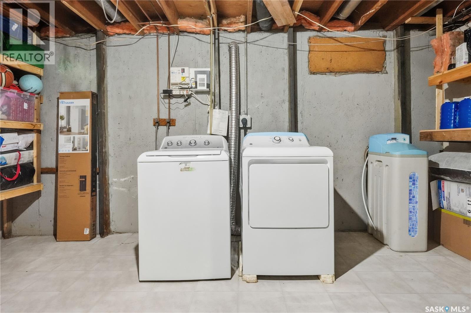 94 Lloyd Crescent, Regina, SK - Indoor Photo Showing Laundry Room
