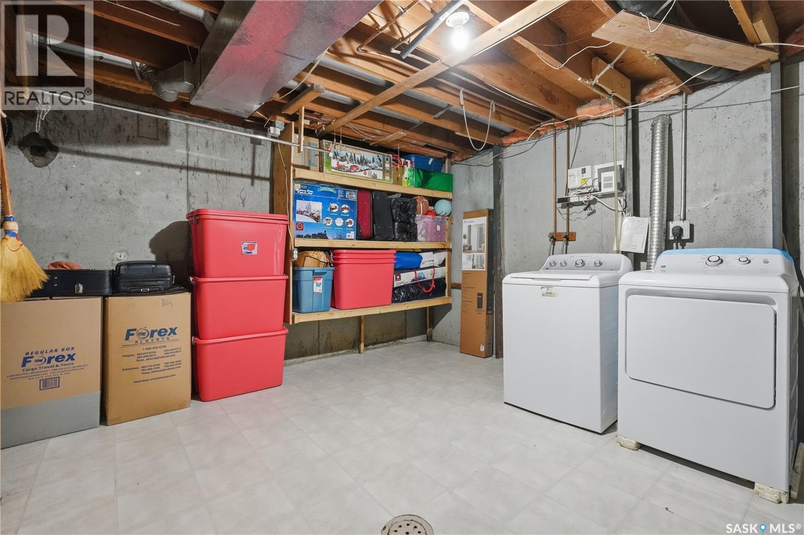 94 Lloyd Crescent, Regina, SK - Indoor Photo Showing Laundry Room