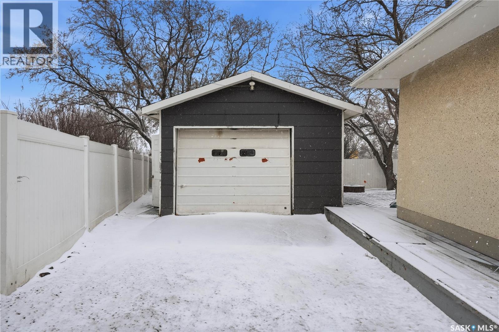 94 Lloyd Crescent, Regina, SK - Outdoor With Exterior