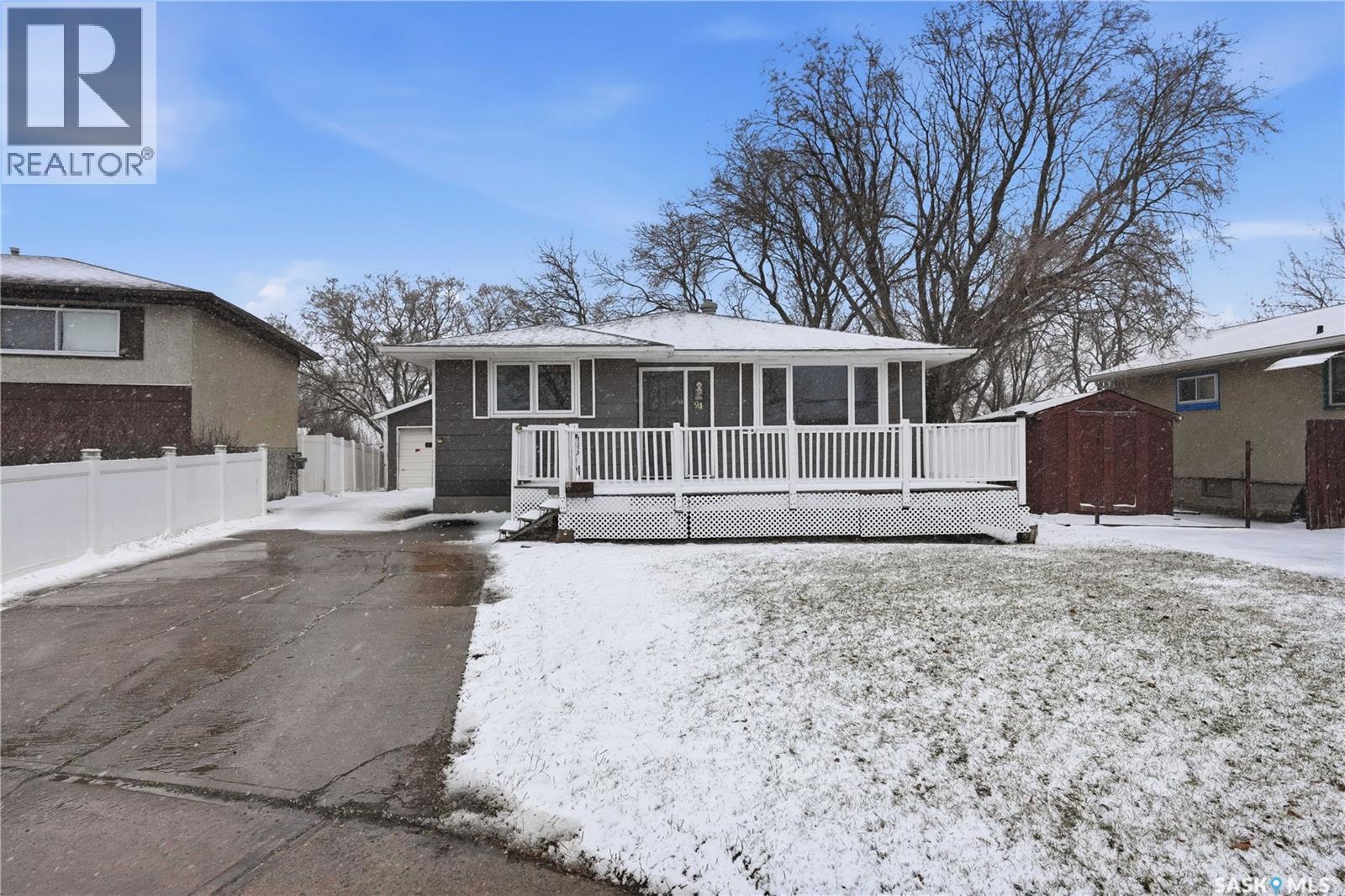 94 Lloyd Crescent, Regina, SK - Outdoor
