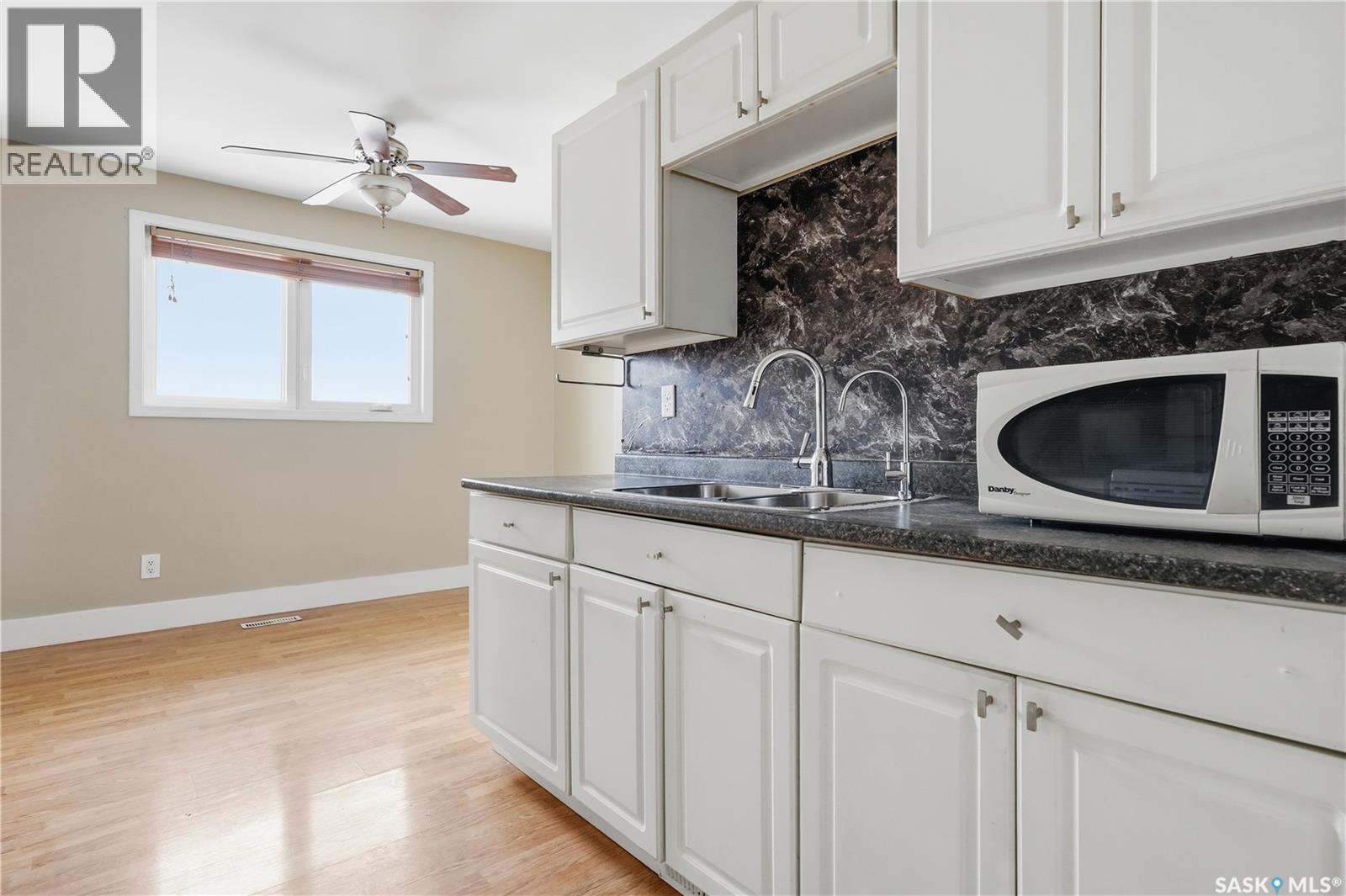 94 Lloyd Crescent, Regina, SK - Indoor Photo Showing Kitchen With Double Sink