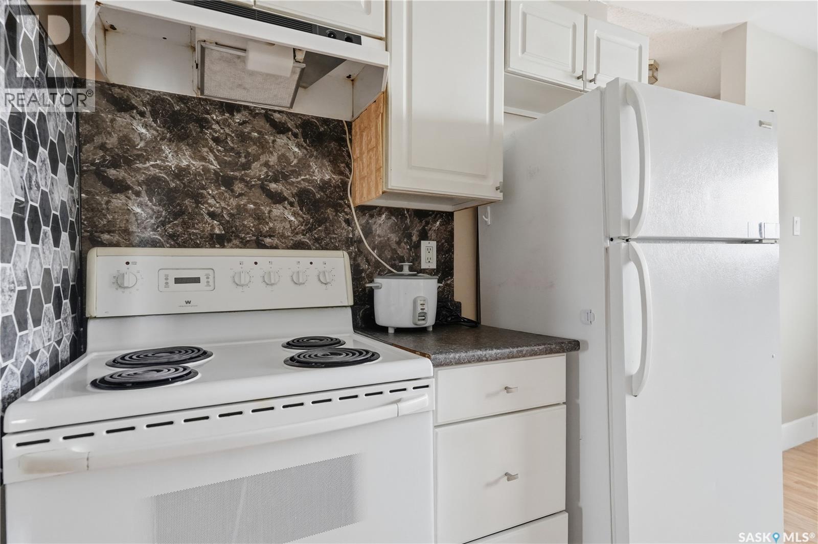 94 Lloyd Crescent, Regina, SK - Indoor Photo Showing Kitchen