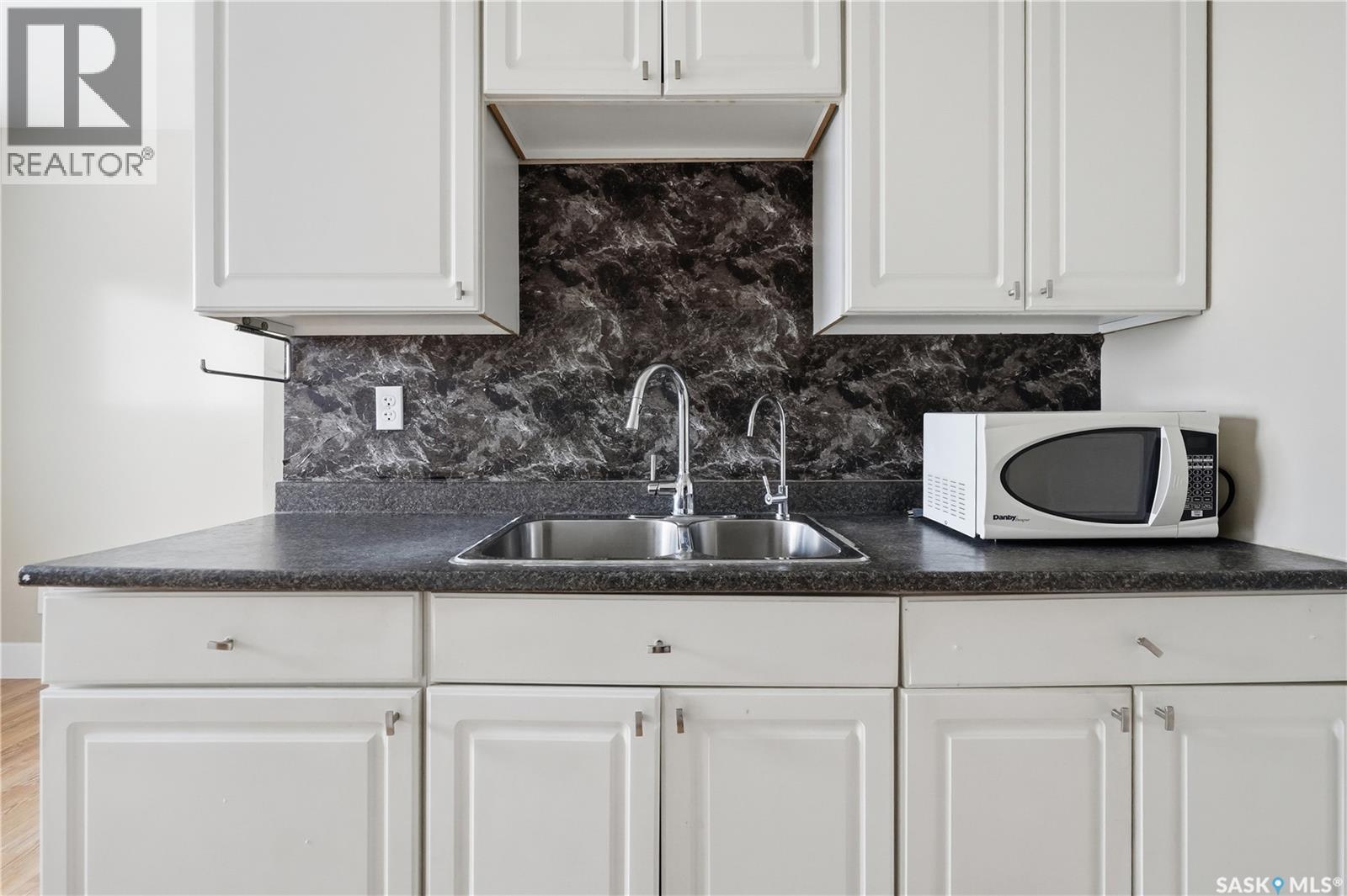 94 Lloyd Crescent, Regina, SK - Indoor Photo Showing Kitchen With Double Sink