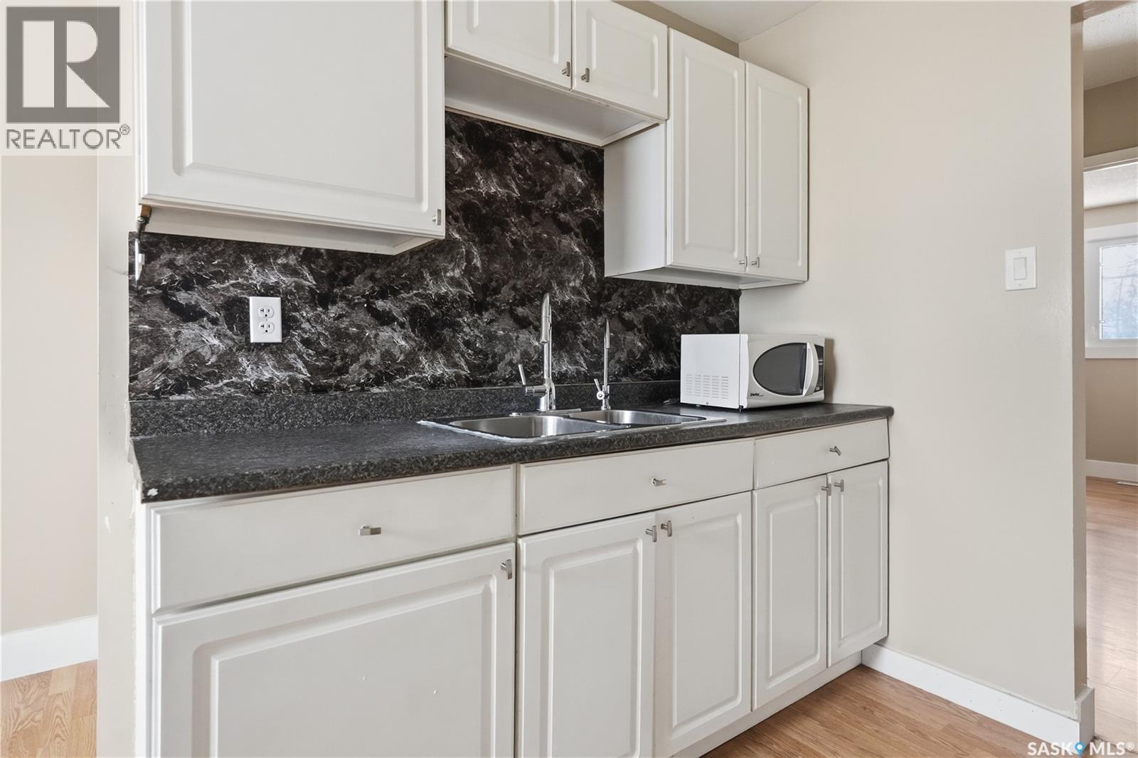 94 Lloyd Crescent, Regina, SK - Indoor Photo Showing Kitchen With Double Sink