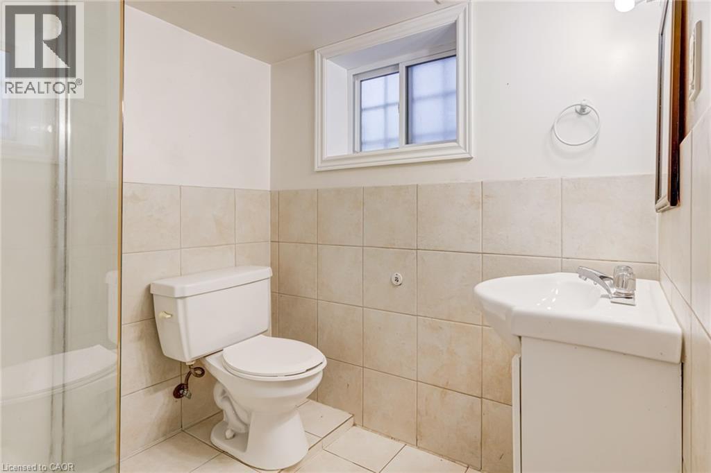 53 Sherman Avenue N, Hamilton, ON - Indoor Photo Showing Bathroom