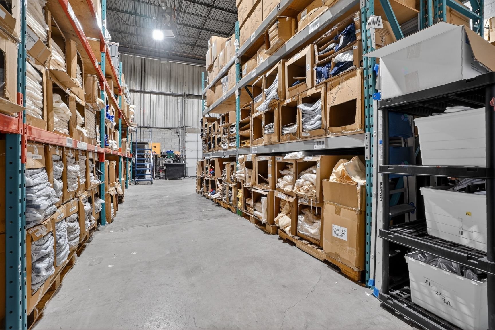 Warehouse - 110-9125 Rue Pascal-Gagnon, Montréal (Saint-Léonard), QC - Indoor