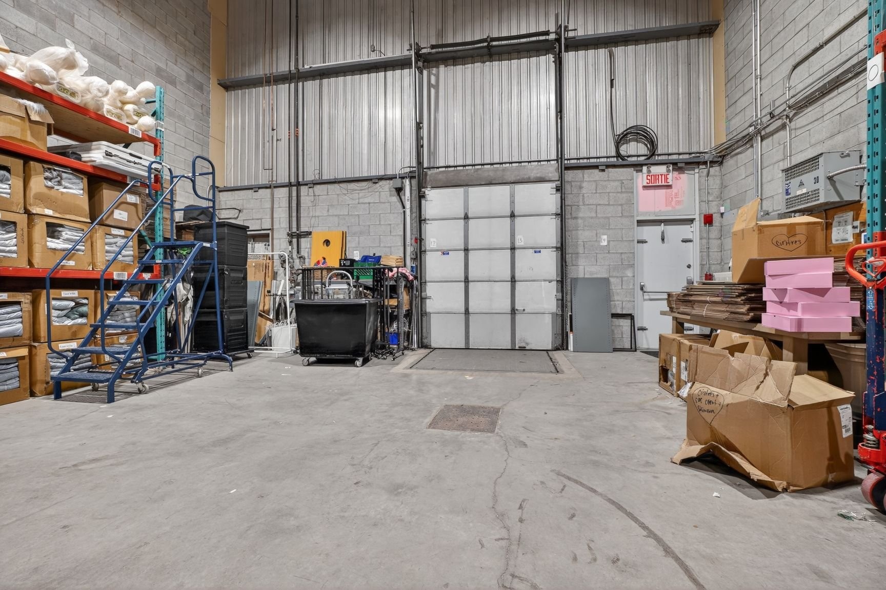Warehouse - 110-9125 Rue Pascal-Gagnon, Montréal (Saint-Léonard), QC - Indoor Photo Showing Garage
