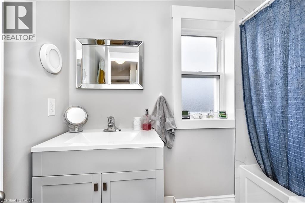 144 Ottawa Street S, Hamilton, ON - Indoor Photo Showing Bathroom