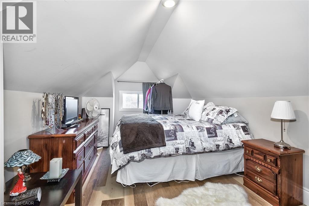 144 Ottawa Street S, Hamilton, ON - Indoor Photo Showing Bedroom