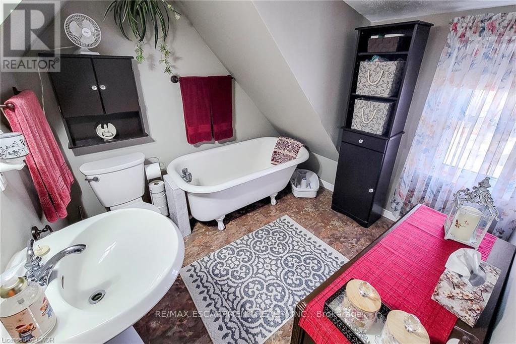 72 East 32Nd Street, Hamilton, ON - Indoor Photo Showing Bathroom