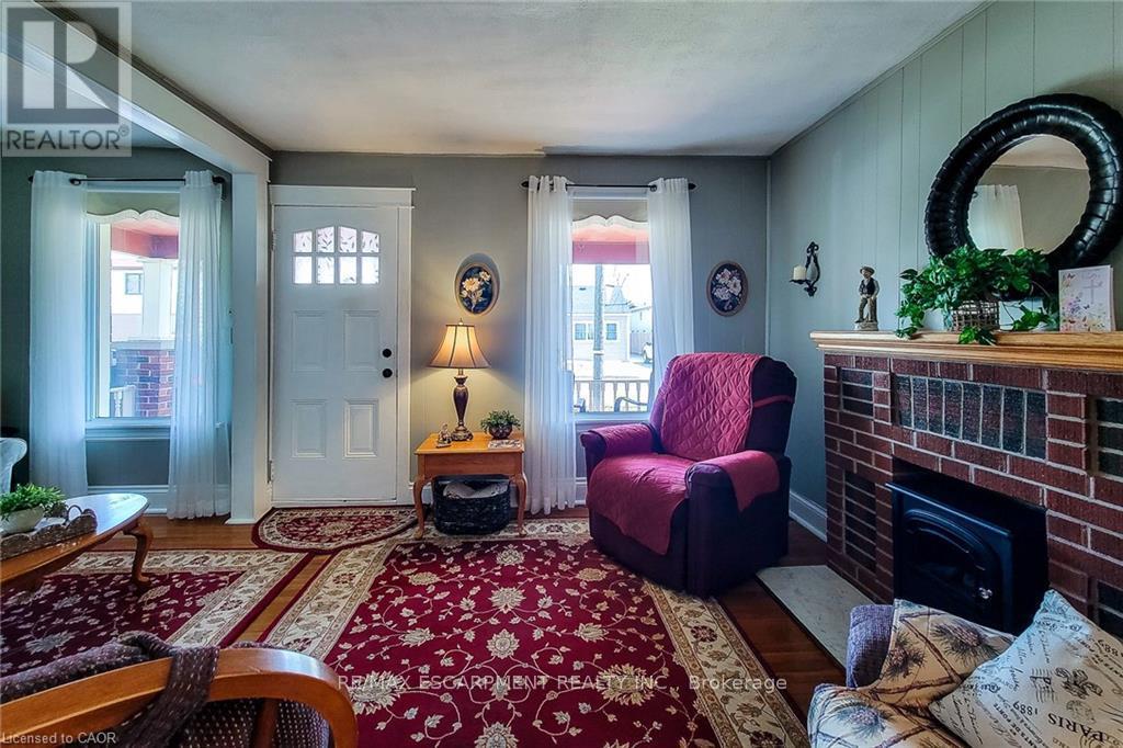 72 East 32Nd Street, Hamilton, ON - Indoor Photo Showing Living Room