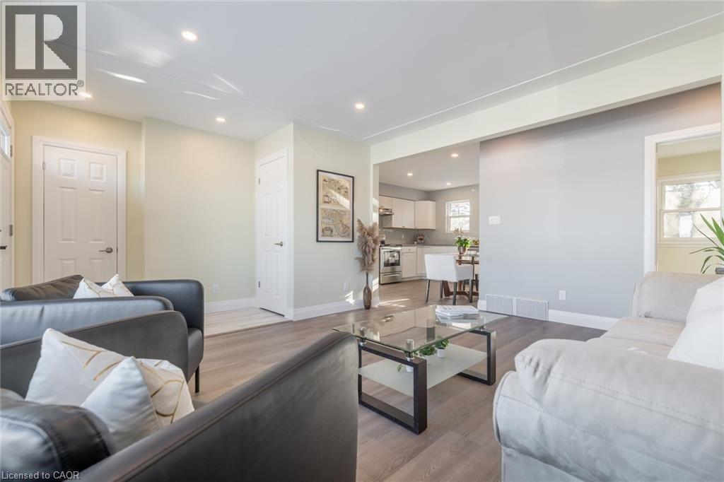 58 Sandalwood Avenue, Hamilton, ON - Indoor Photo Showing Living Room