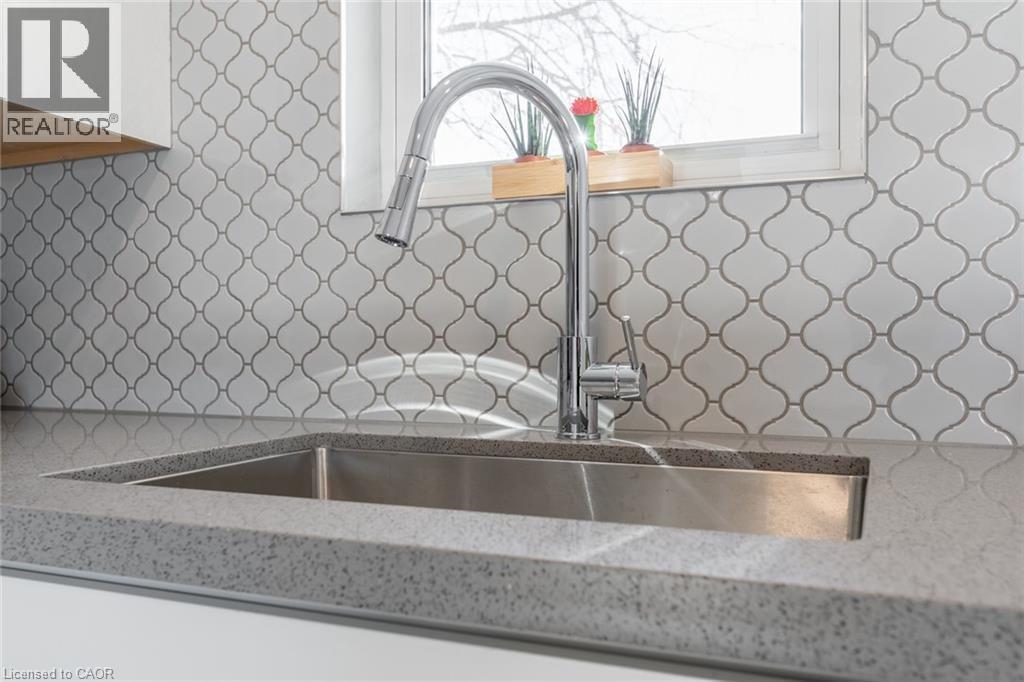 58 Sandalwood Avenue, Hamilton, ON - Indoor Photo Showing Kitchen