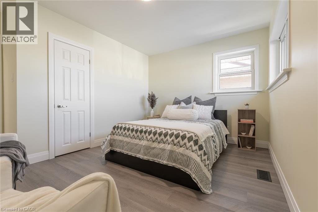58 Sandalwood Avenue, Hamilton, ON - Indoor Photo Showing Bedroom