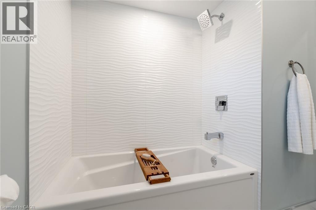 58 Sandalwood Avenue, Hamilton, ON - Indoor Photo Showing Bathroom