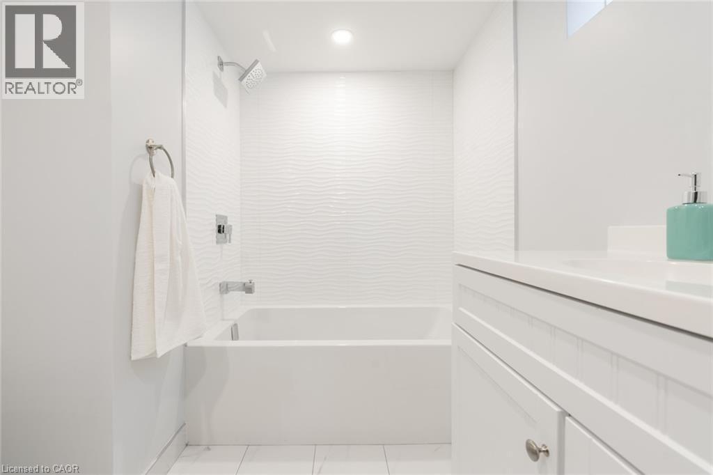 58 Sandalwood Avenue, Hamilton, ON - Indoor Photo Showing Bathroom