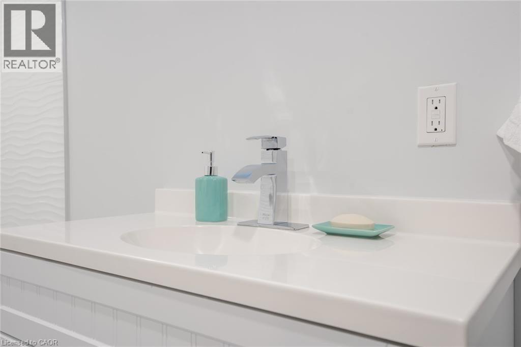 58 Sandalwood Avenue, Hamilton, ON - Indoor Photo Showing Bathroom