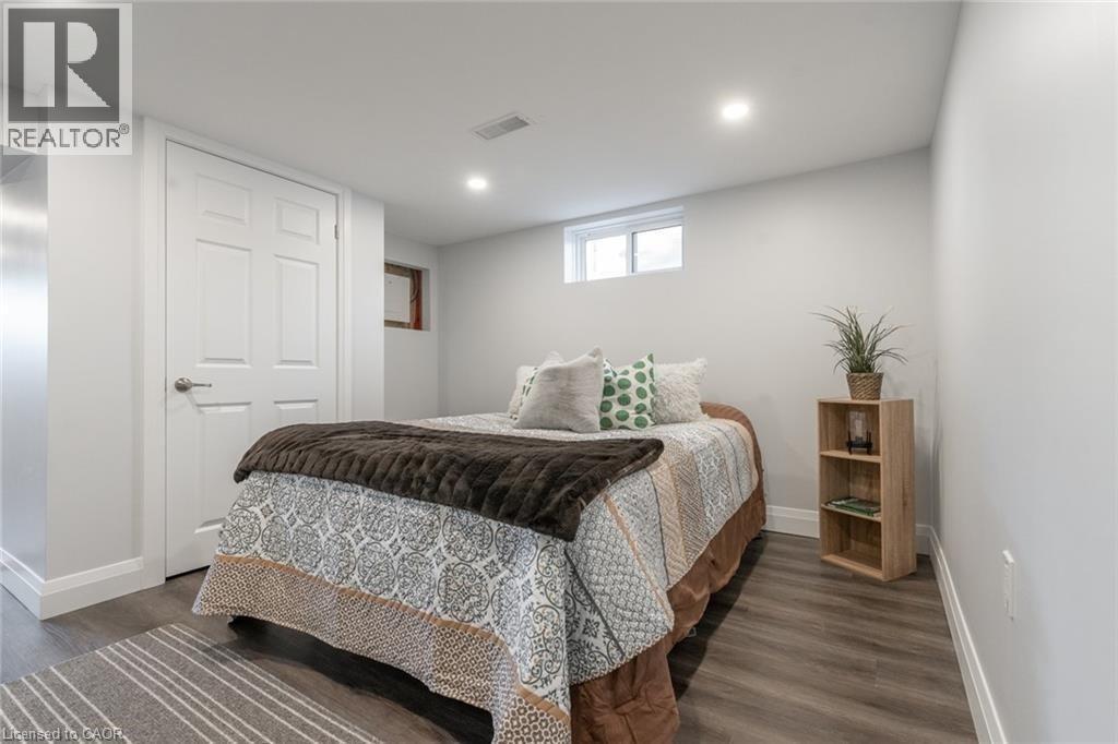 58 Sandalwood Avenue, Hamilton, ON - Indoor Photo Showing Bedroom