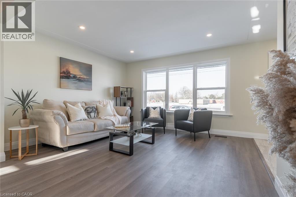 58 Sandalwood Avenue, Hamilton, ON - Indoor Photo Showing Living Room