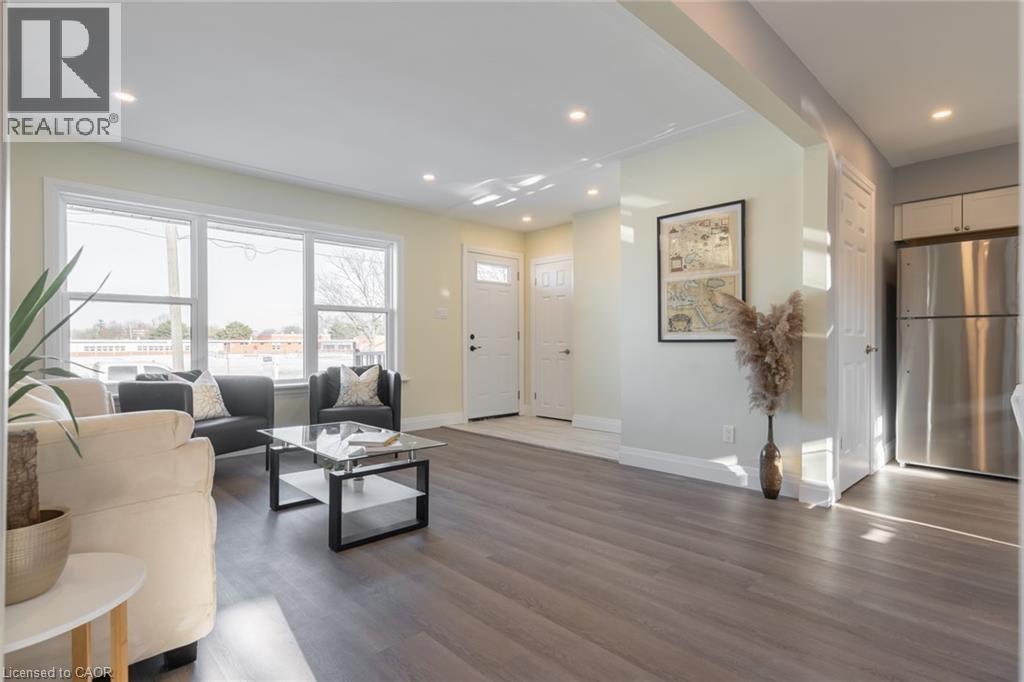 58 Sandalwood Avenue, Hamilton, ON - Indoor Photo Showing Living Room
