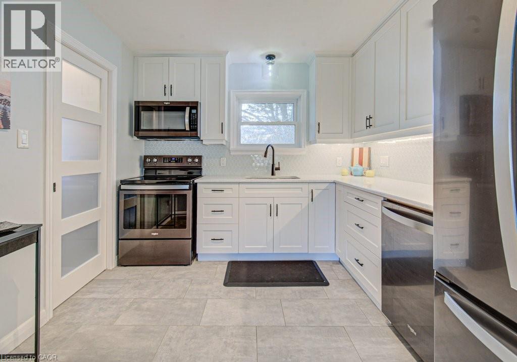 549 Dunbar Road, Kitchener, ON - Indoor Photo Showing Kitchen
