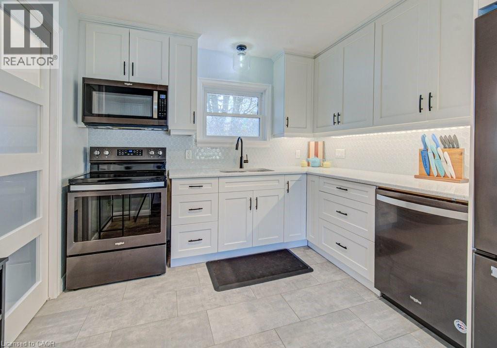549 Dunbar Road, Kitchener, ON - Indoor Photo Showing Kitchen
