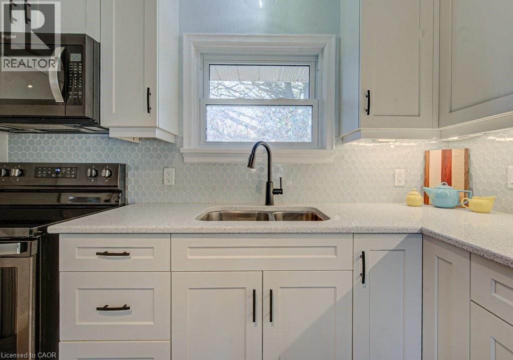 549 Dunbar Road, Kitchener, ON - Indoor Photo Showing Kitchen With Double Sink With Upgraded Kitchen