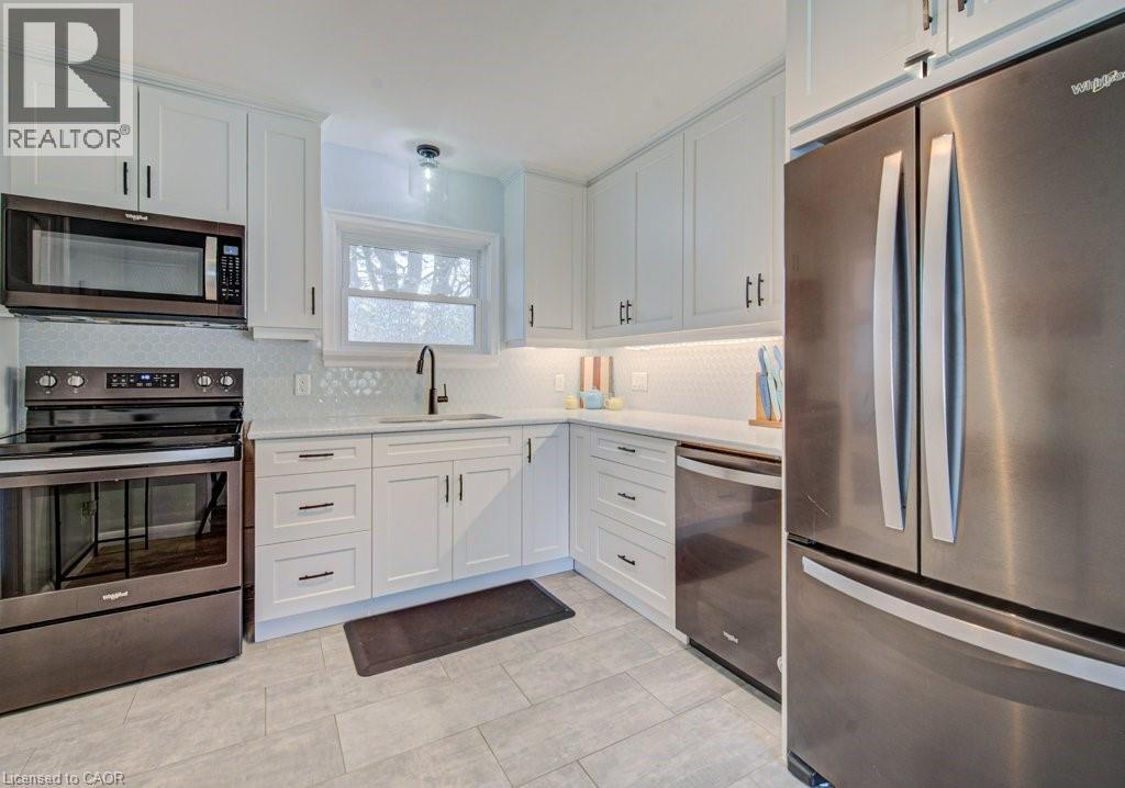 549 Dunbar Road, Kitchener, ON - Indoor Photo Showing Kitchen