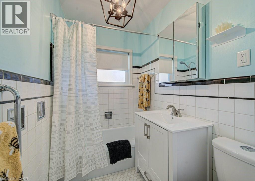 549 Dunbar Road, Kitchener, ON - Indoor Photo Showing Bathroom