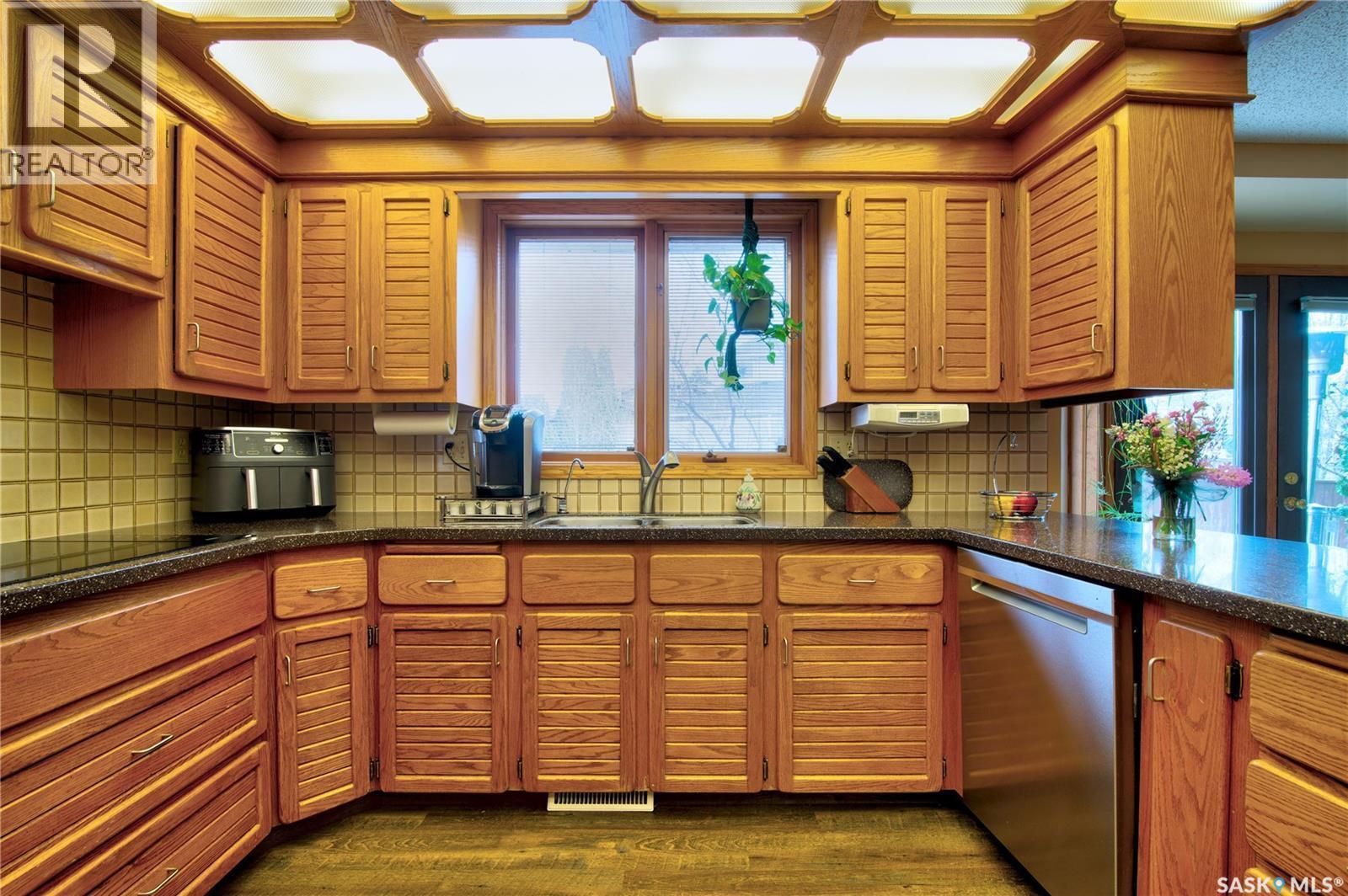 3623 Hanna Bay, Regina, SK - Indoor Photo Showing Kitchen
