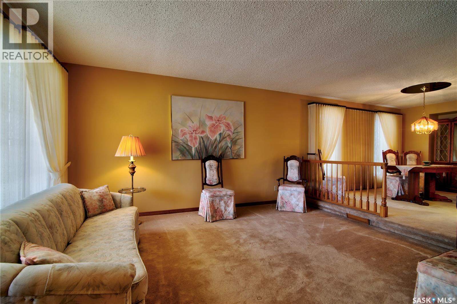 3623 Hanna Bay, Regina, SK - Indoor Photo Showing Living Room