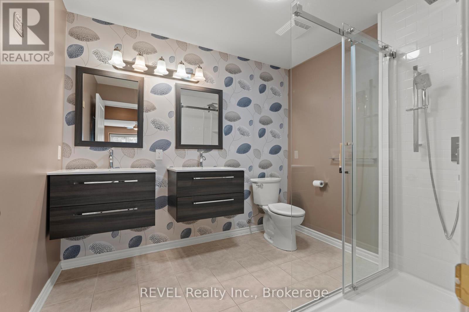 Ensuite with 2 sinks - 3 - 605 Welland Avenue, St. Catharines (Carlton/Bunting), ON - Indoor Photo Showing Bathroom