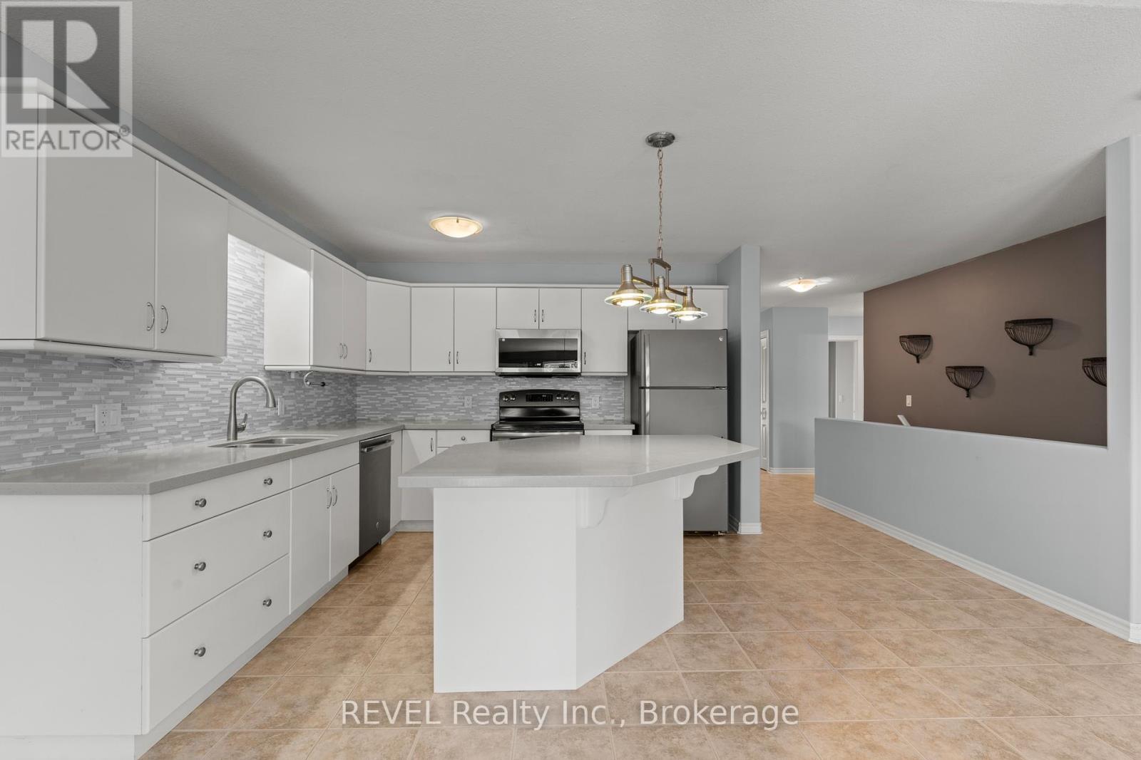 3 - 605 Welland Avenue, St. Catharines (Carlton/Bunting), ON - Indoor Photo Showing Kitchen With Upgraded Kitchen