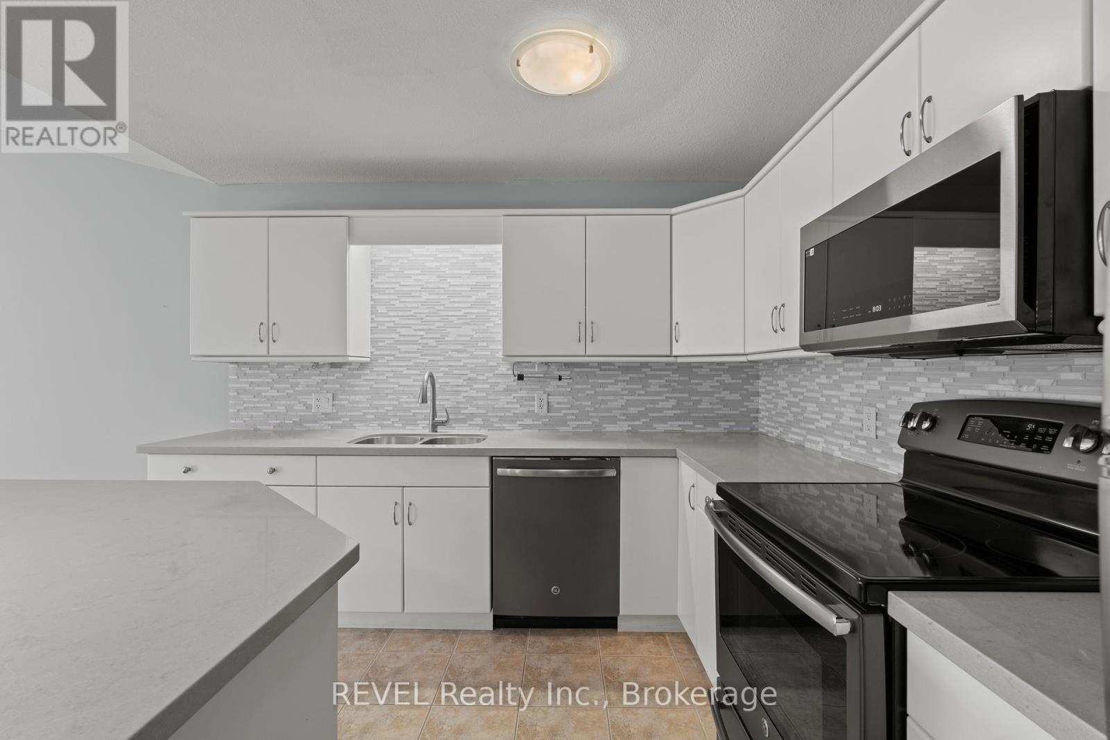 3 - 605 Welland Avenue, St. Catharines (Carlton/Bunting), ON - Indoor Photo Showing Kitchen With Double Sink