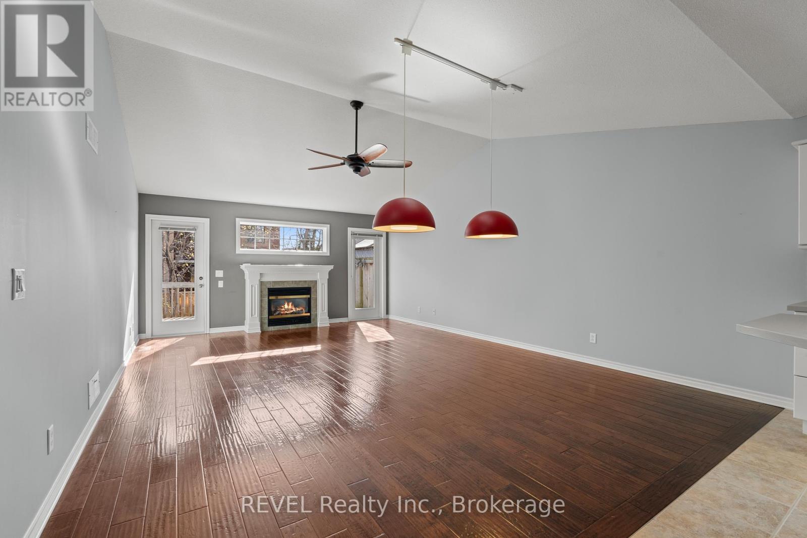 3 - 605 Welland Avenue, St. Catharines (Carlton/Bunting), ON - Indoor With Fireplace