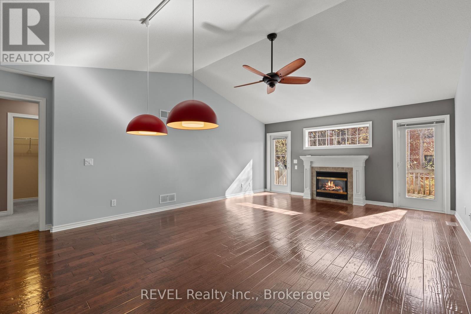 3 - 605 Welland Avenue, St. Catharines (Carlton/Bunting), ON - Indoor With Fireplace