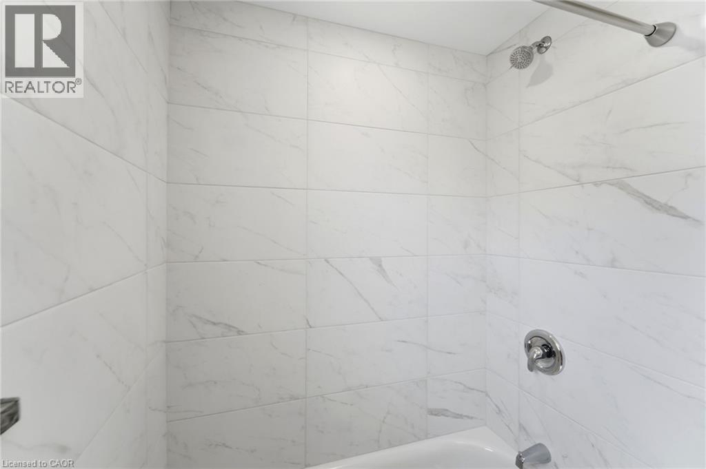 80 Malta Drive, Hamilton, ON - Indoor Photo Showing Bathroom