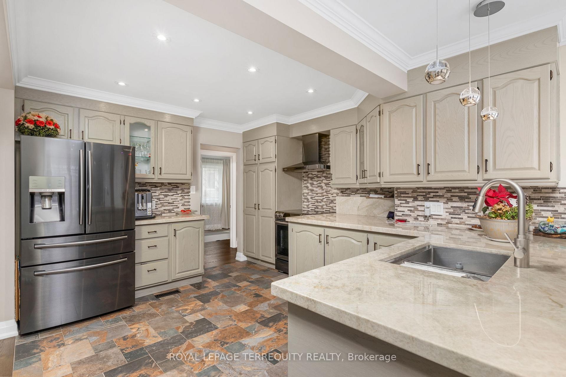 582 Hyacinthe Boulevard, Mississauga, ON - Indoor Photo Showing Kitchen With Stainless Steel Kitchen With Upgraded Kitchen