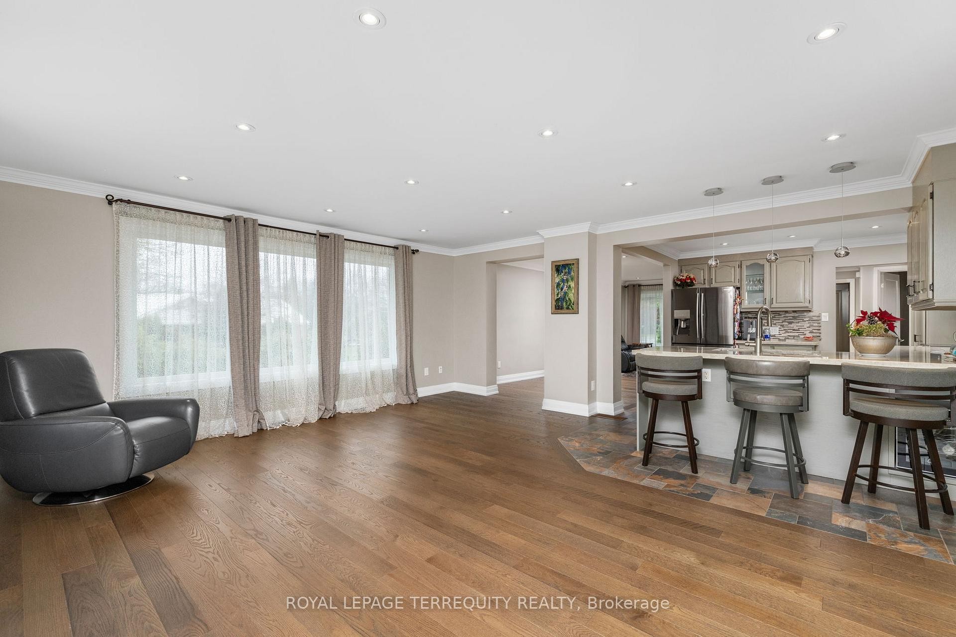 582 Hyacinthe Boulevard, Mississauga, ON - Indoor Photo Showing Living Room