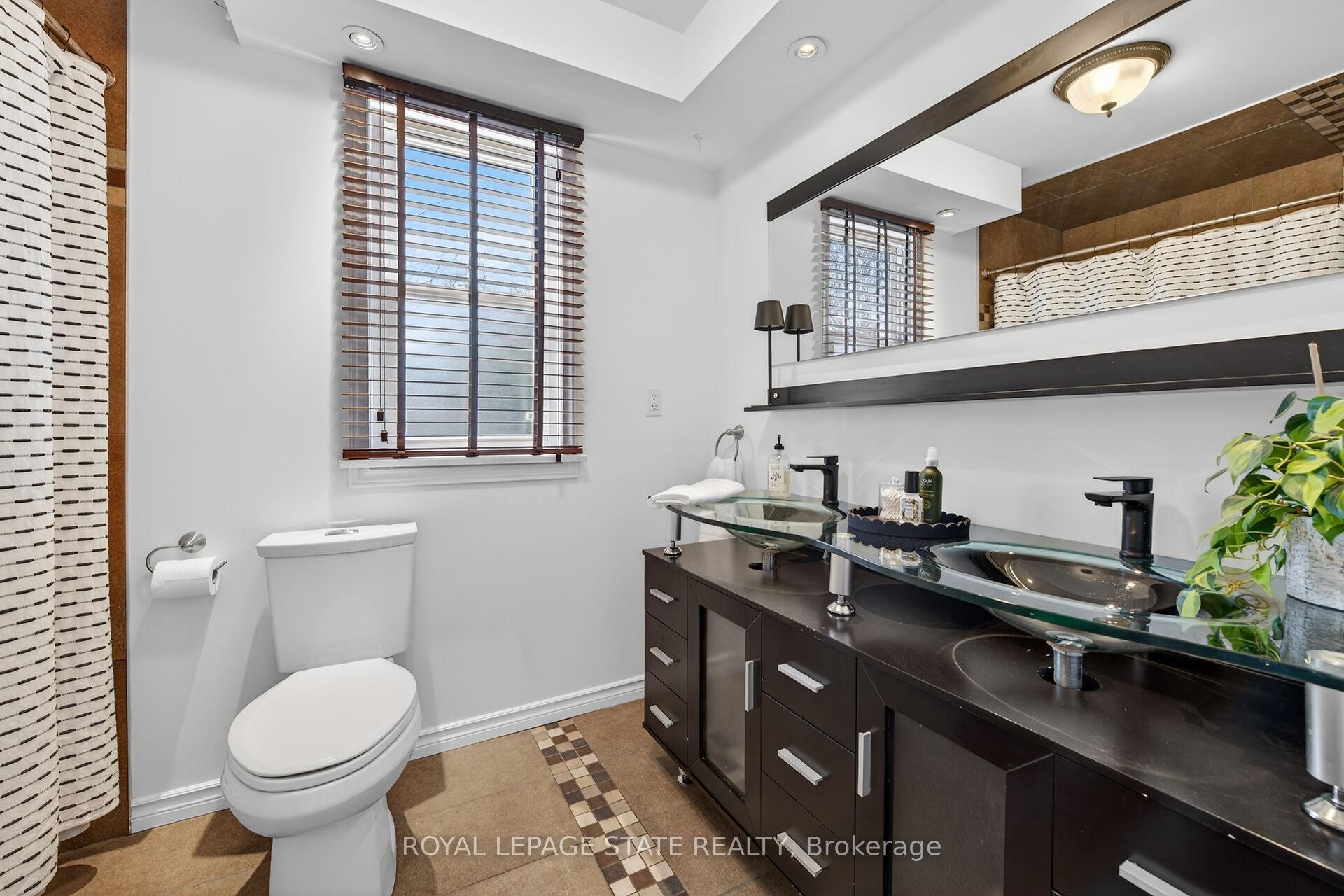 844 Upper Wellington Street, Hamilton, ON - Indoor Photo Showing Bathroom