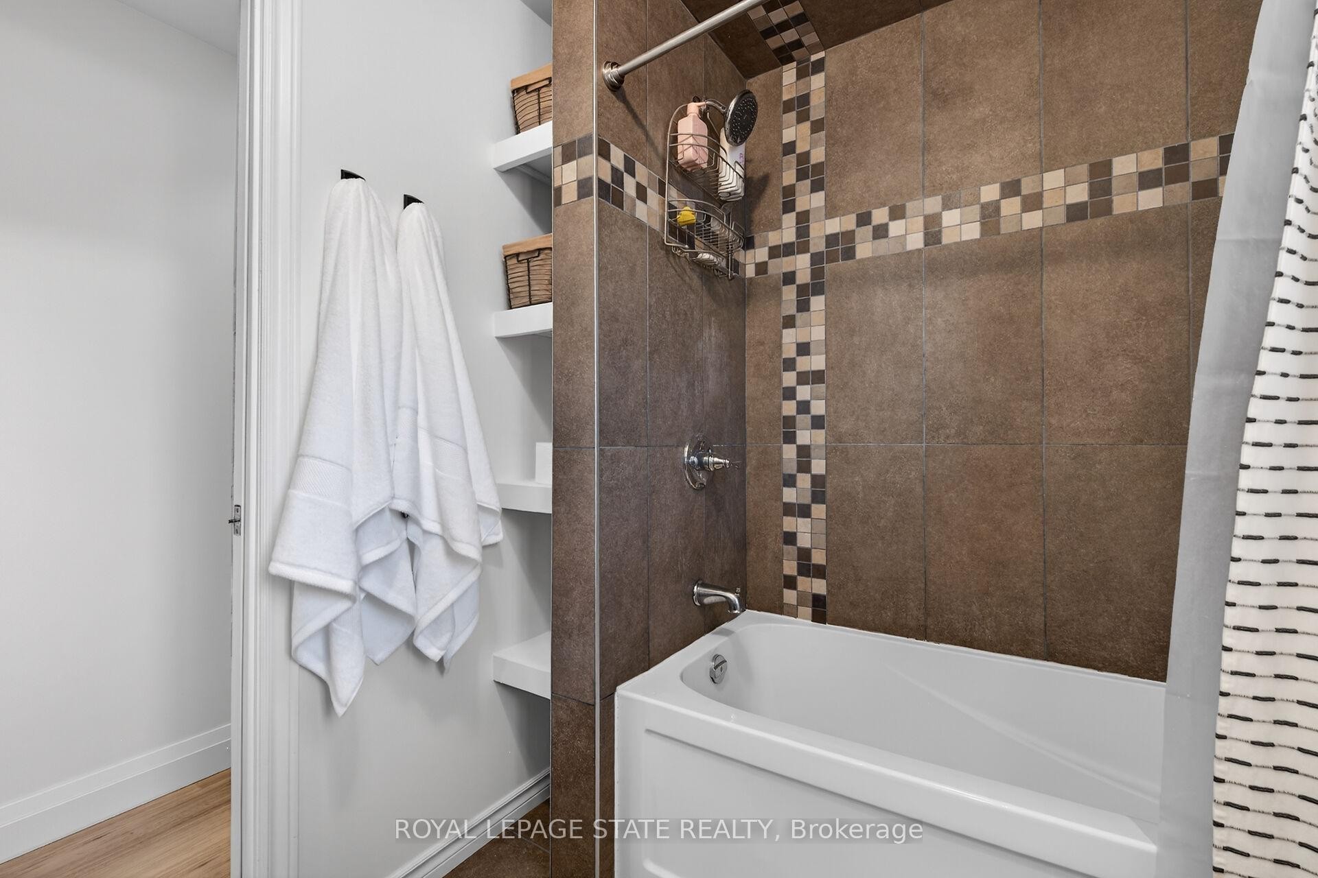 844 Upper Wellington Street, Hamilton, ON - Indoor Photo Showing Bathroom