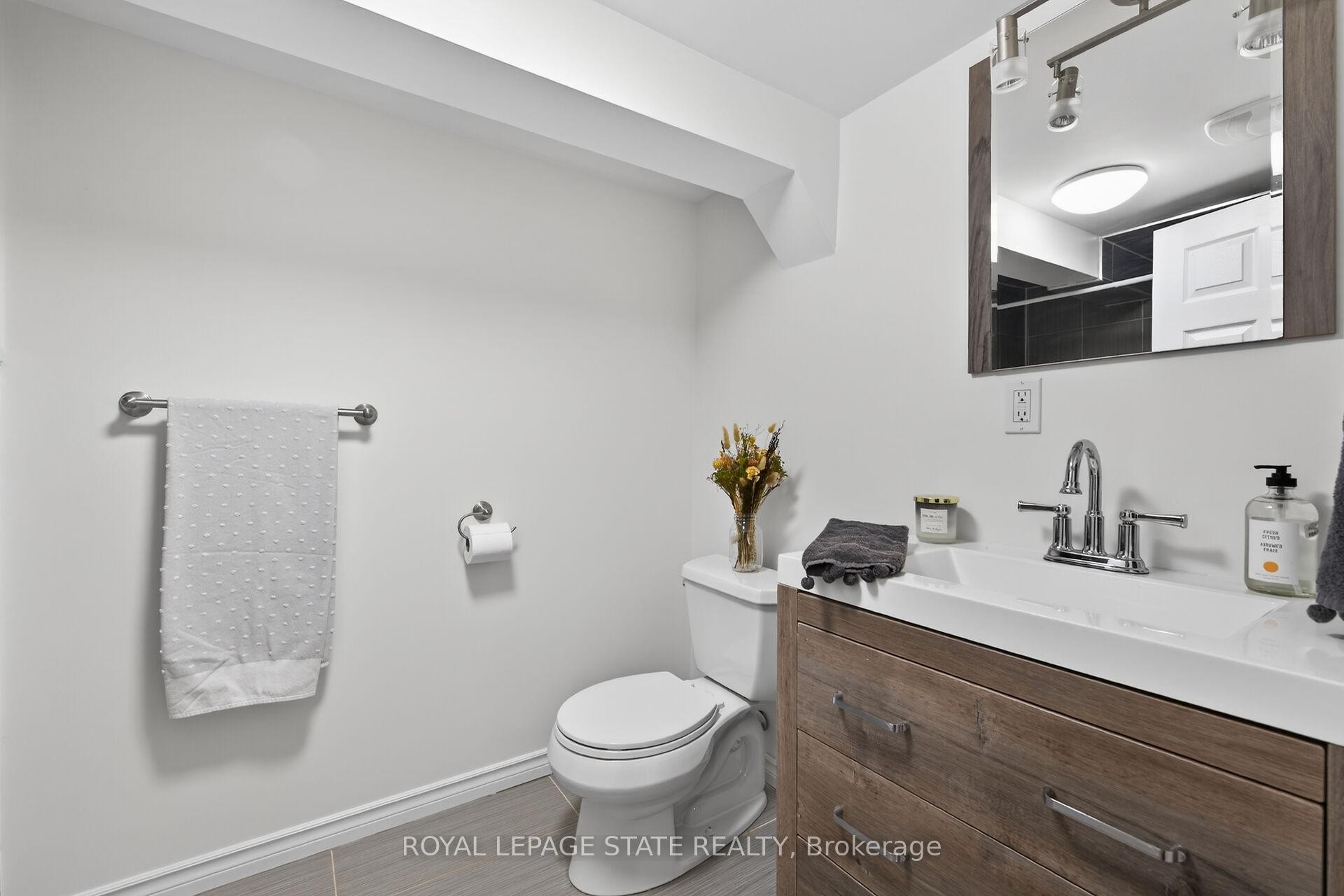 844 Upper Wellington Street, Hamilton, ON - Indoor Photo Showing Bathroom
