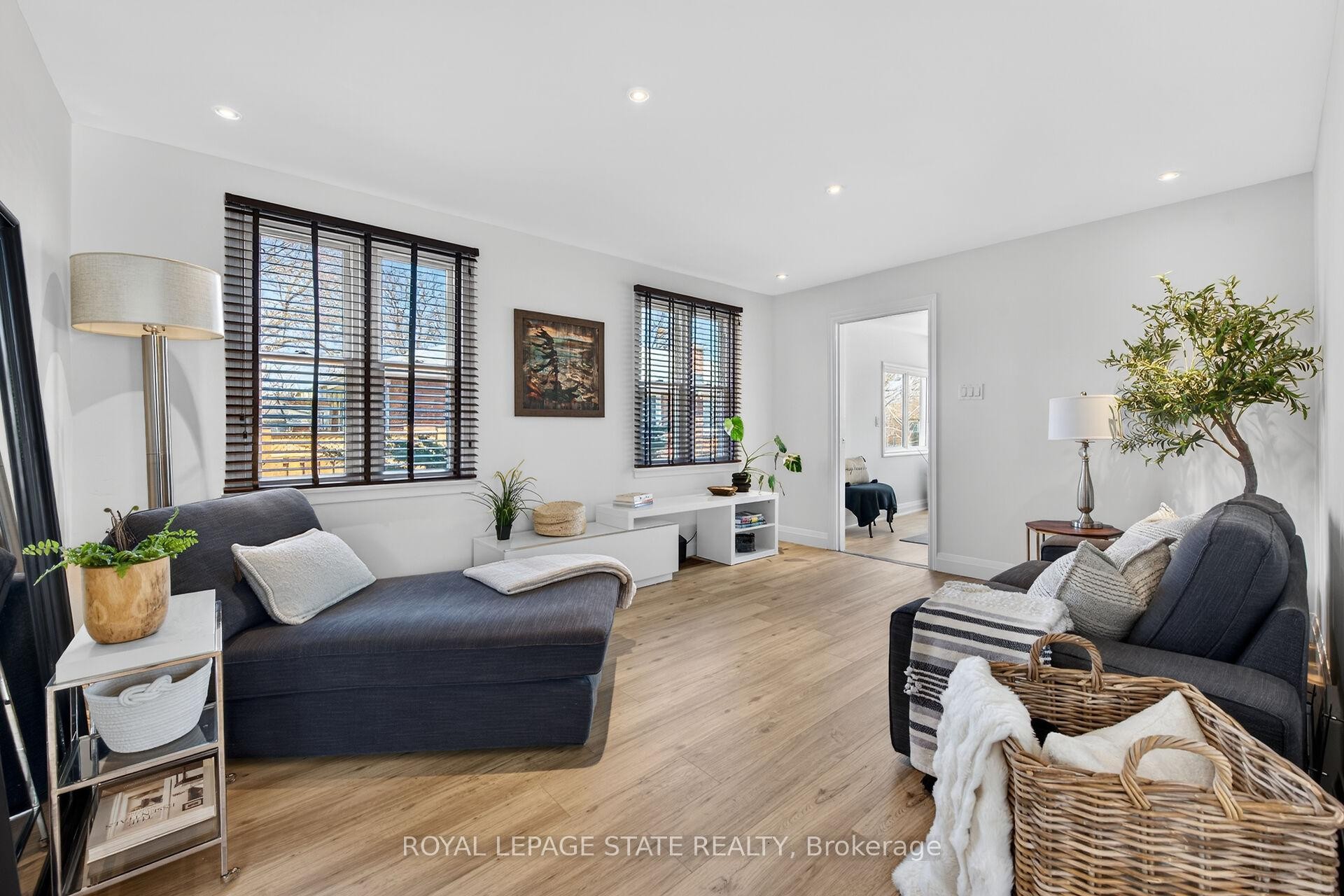 844 Upper Wellington Street, Hamilton, ON - Indoor Photo Showing Living Room