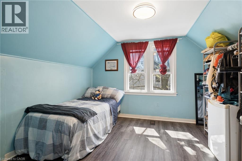 100 Memorial Crescent, Guelph, ON - Indoor Photo Showing Bedroom