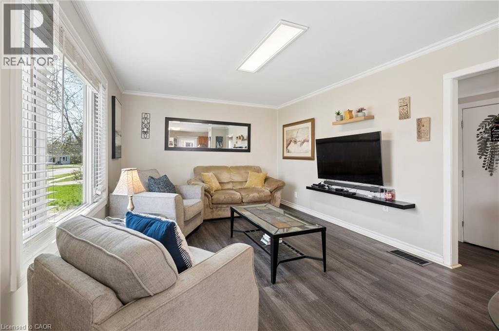 100 Memorial Crescent, Guelph, ON - Indoor Photo Showing Living Room