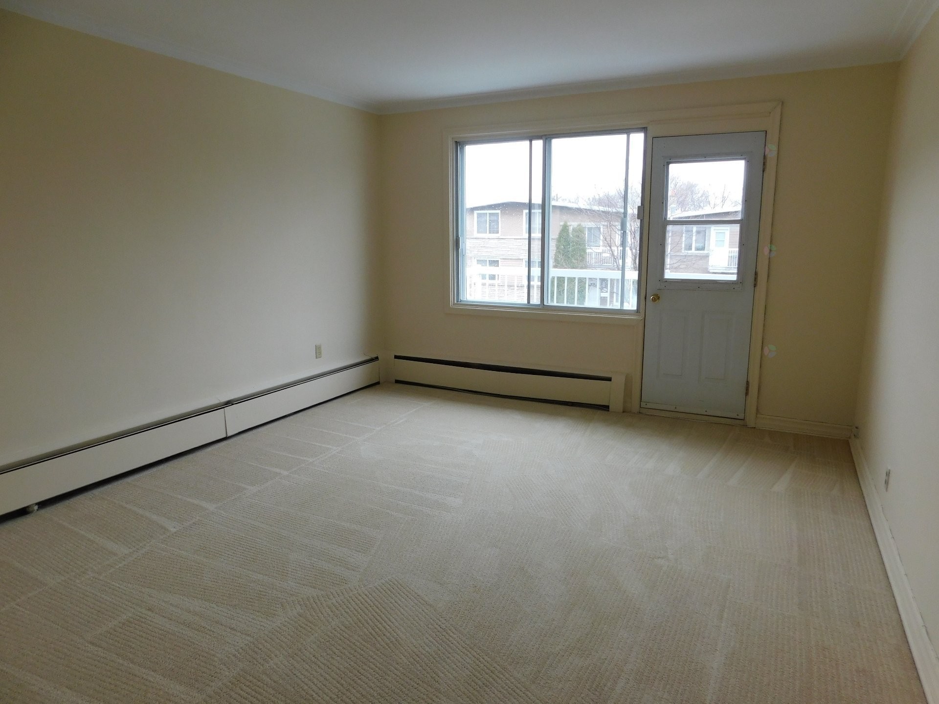 Salon - 682 Rue Du Caven Circle, Montréal (Saint-Laurent), QC - Indoor Photo Showing Other Room