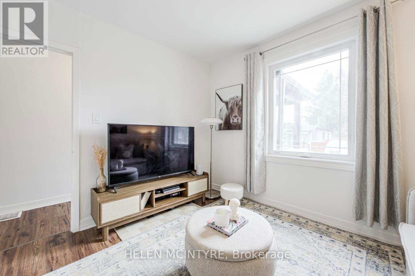 2 Birch Tree Crescent, Toronto, ON - Indoor Photo Showing Living Room