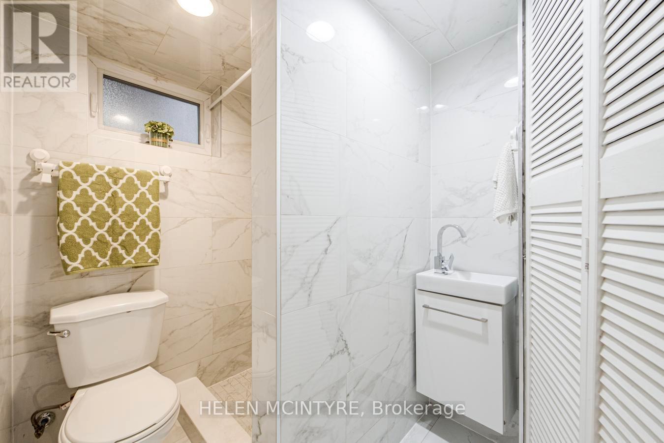 2 Birch Tree Crescent, Toronto, ON - Indoor Photo Showing Bathroom