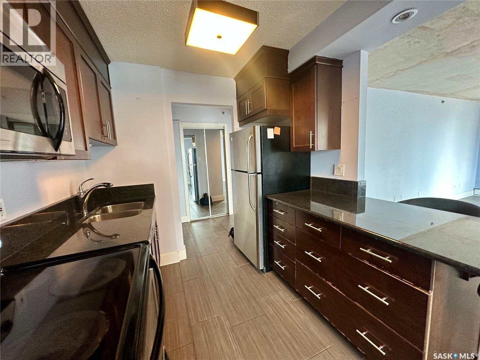 902 320 5Th Avenue N, Saskatoon, SK - Indoor Photo Showing Kitchen With Double Sink